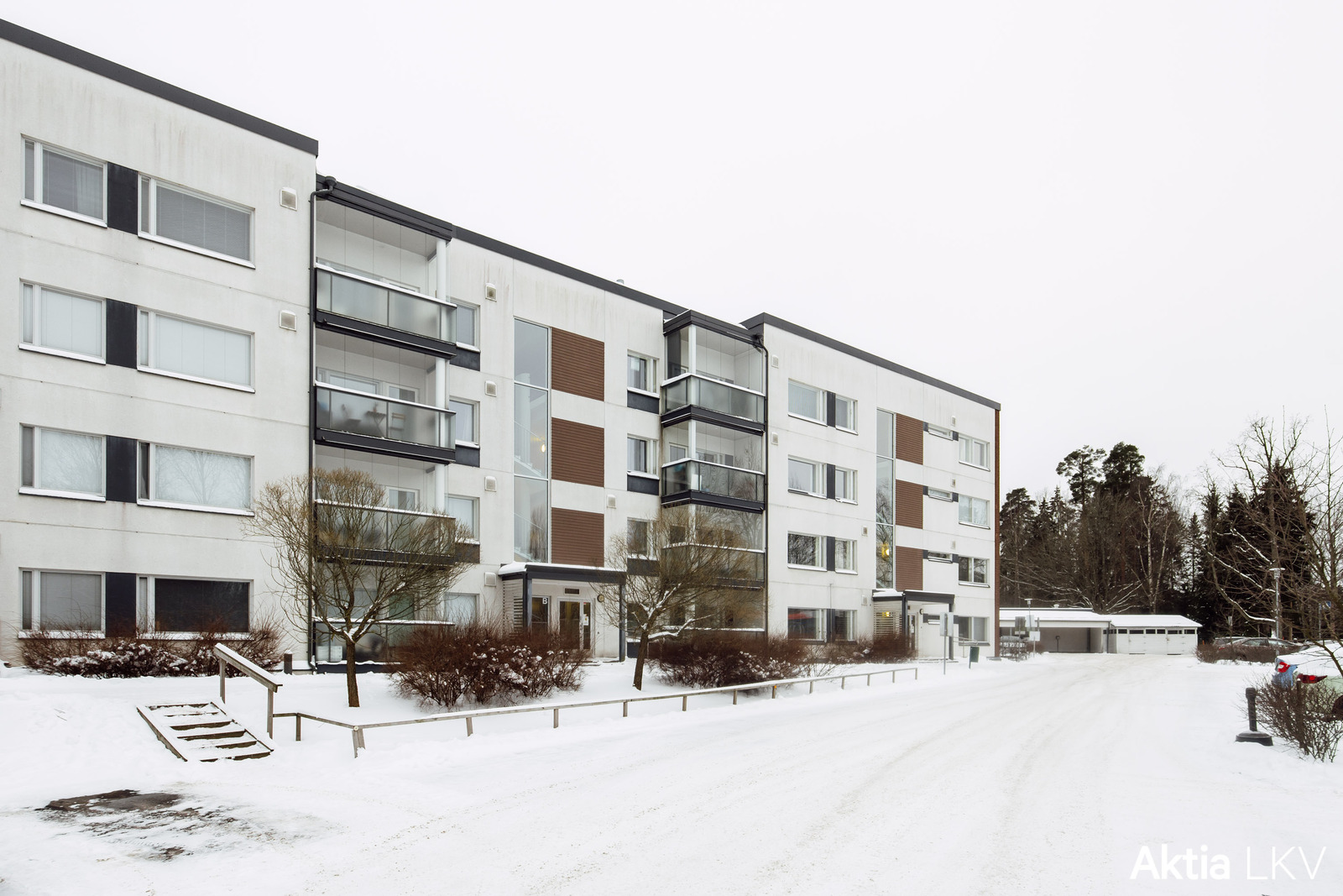 Pihalla mahdollisuus jopa kahteen omaan autopaikkaan!