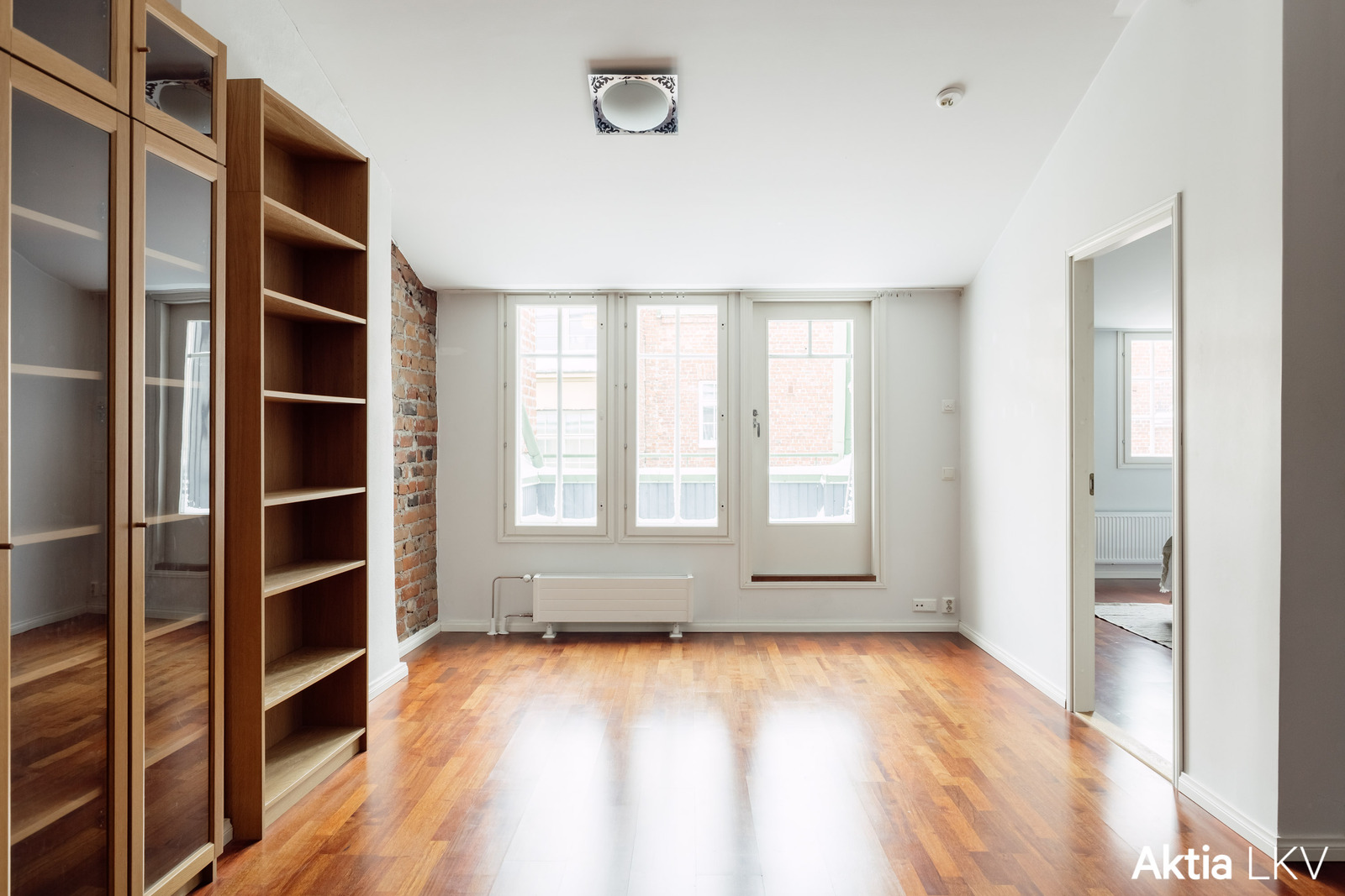 Olohuone ja käynti parvekkeelle