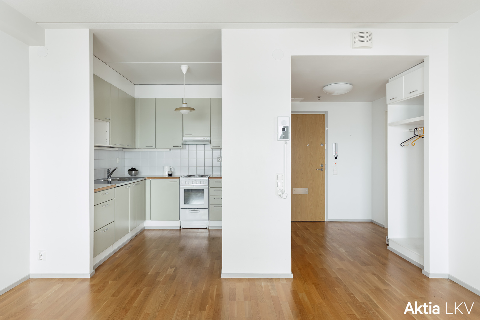 Pieni ruokapöytä mahtuu keittiön ja olohuoneen väliseen aukkoon