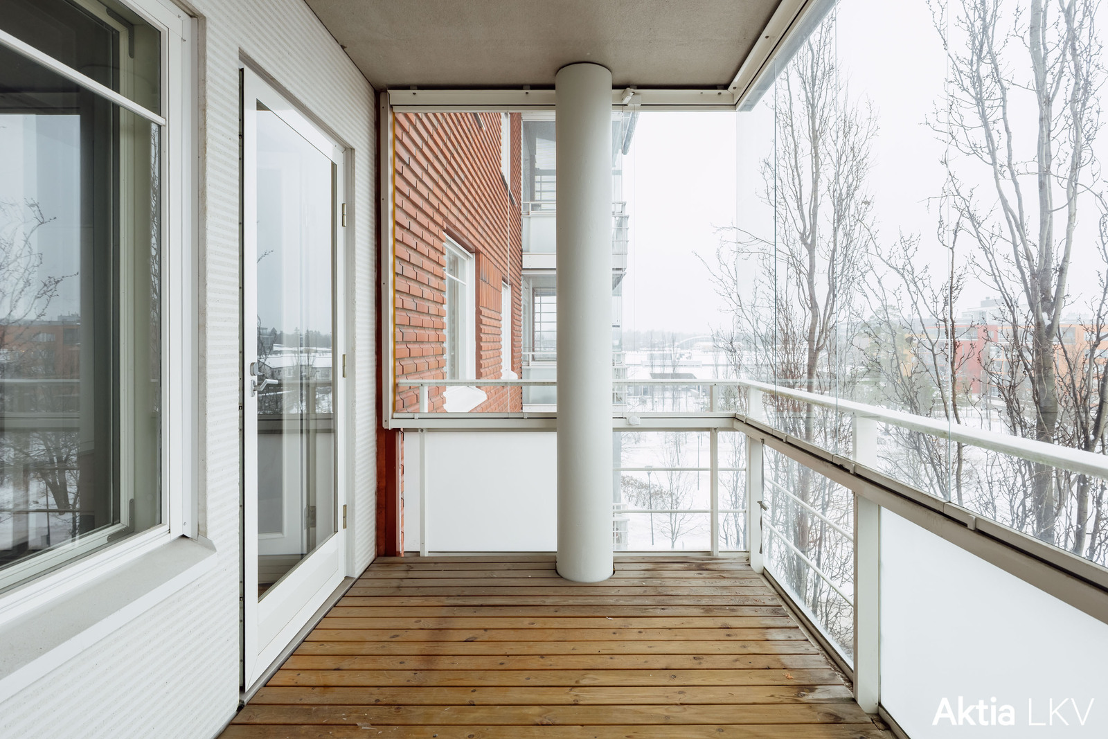 Tilava lasitettu parveke itään