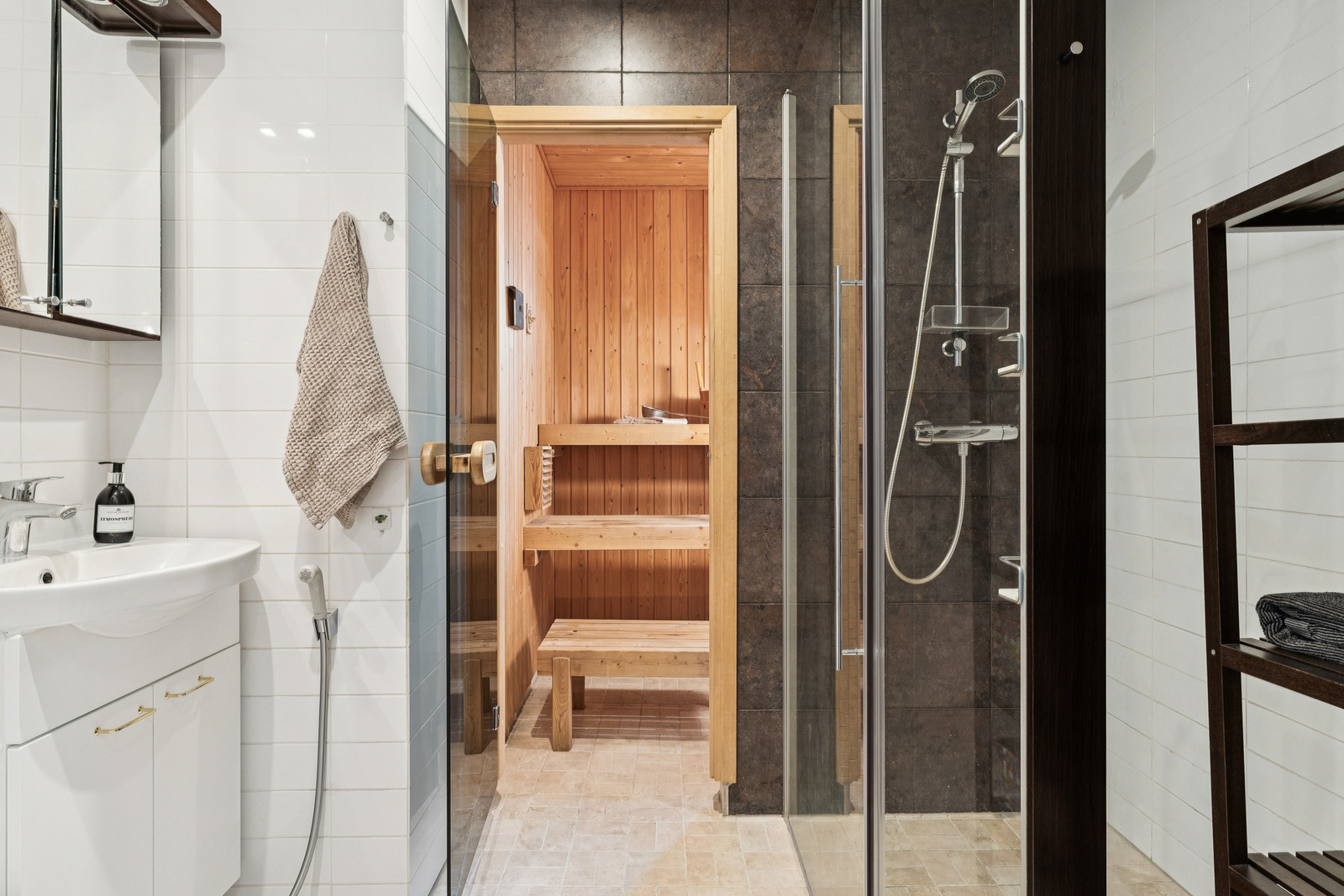 Yläkerran kylpyhuone ja sauna