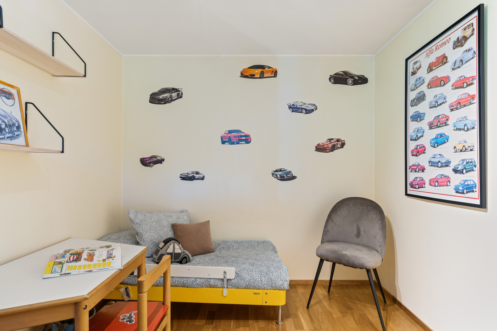 Alakerran pienempi huone