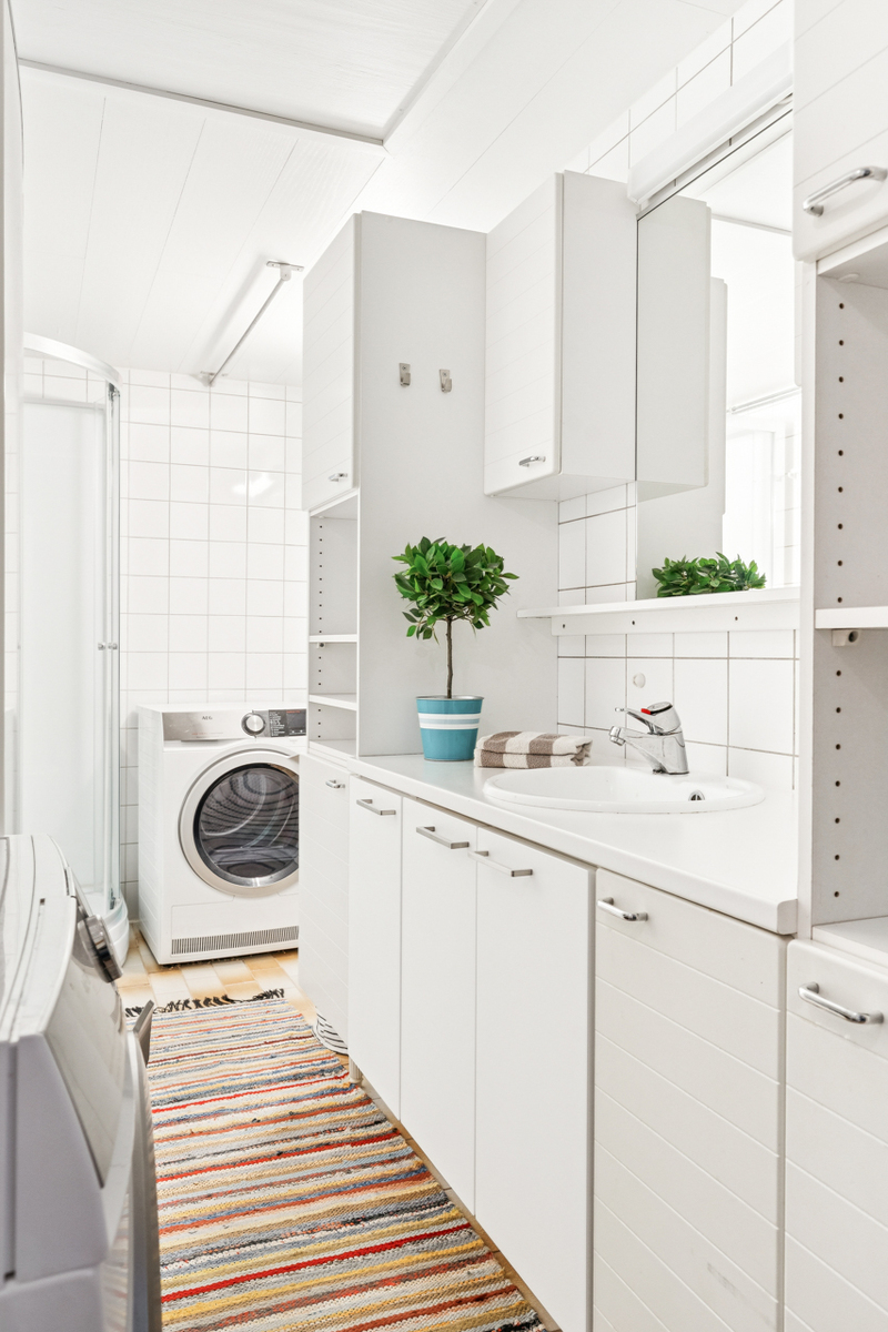 Alakerran kodinhoitotila / kylpyhuone