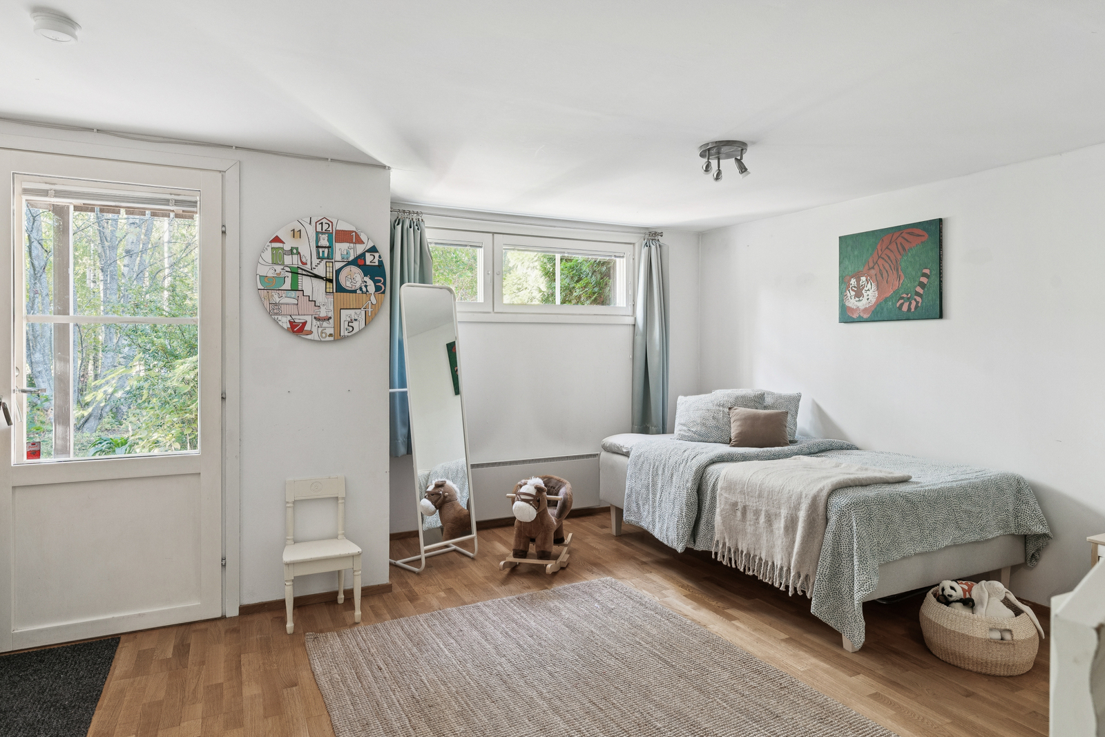 Käynti pihalle alakerrassa