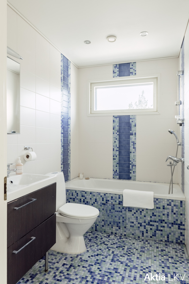 Yläkerran kylpyhuone