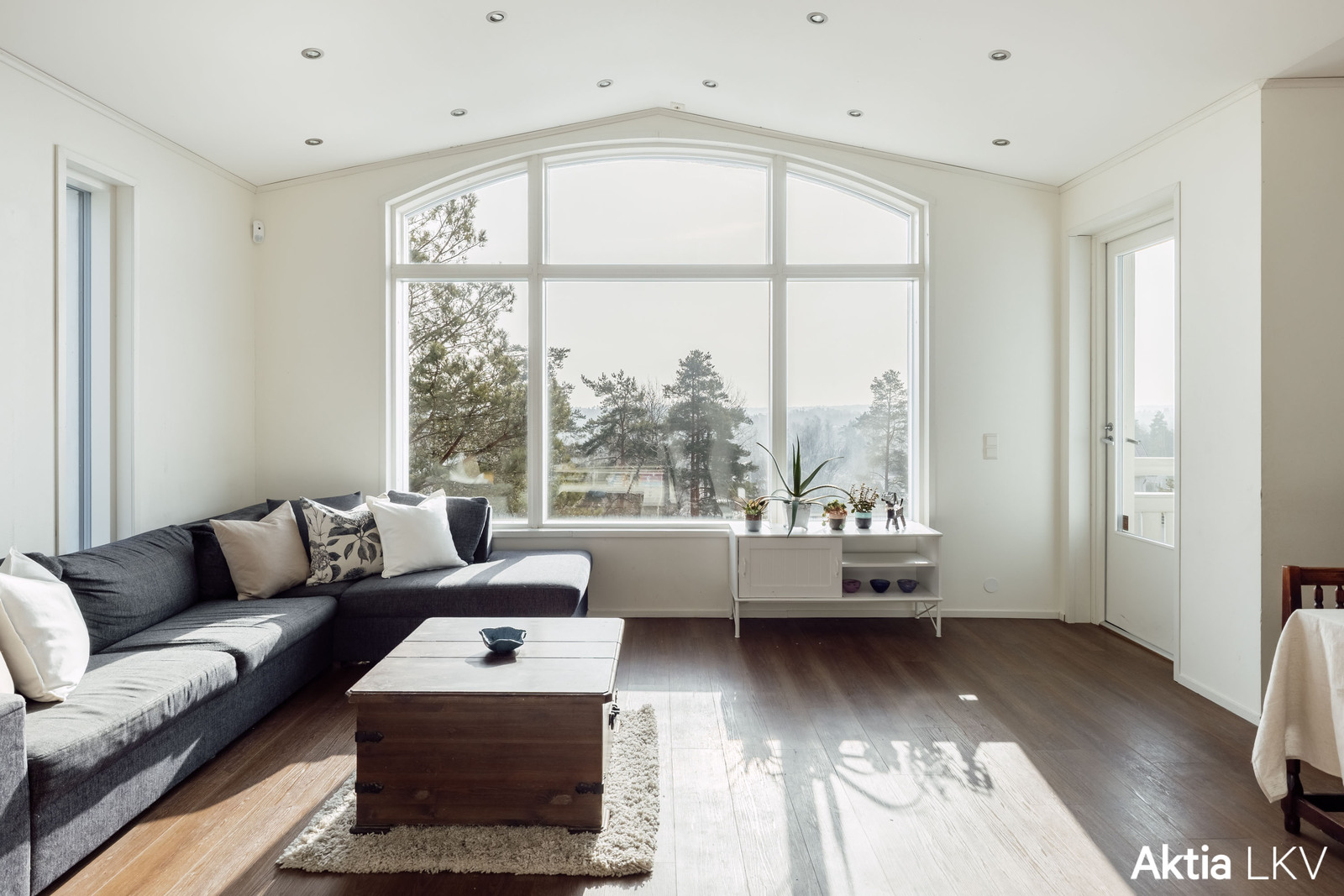 Valtava, valoisa olohuone ja maisema pitkälle