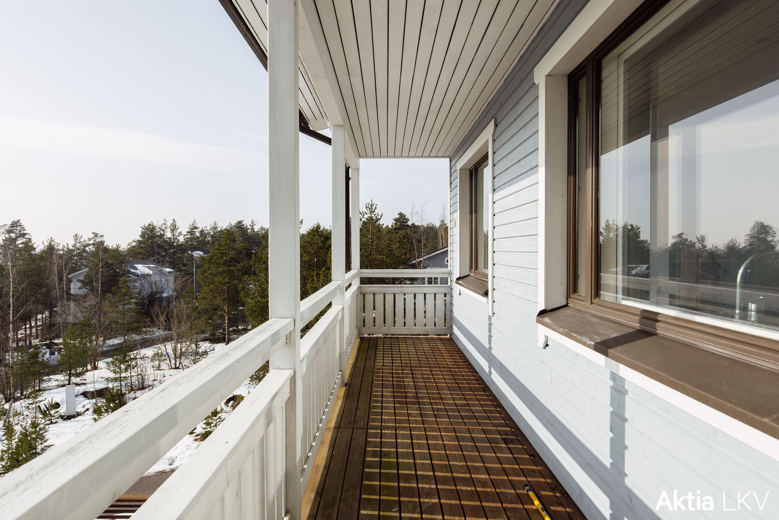 Yläkerran maisemaparveke etelään