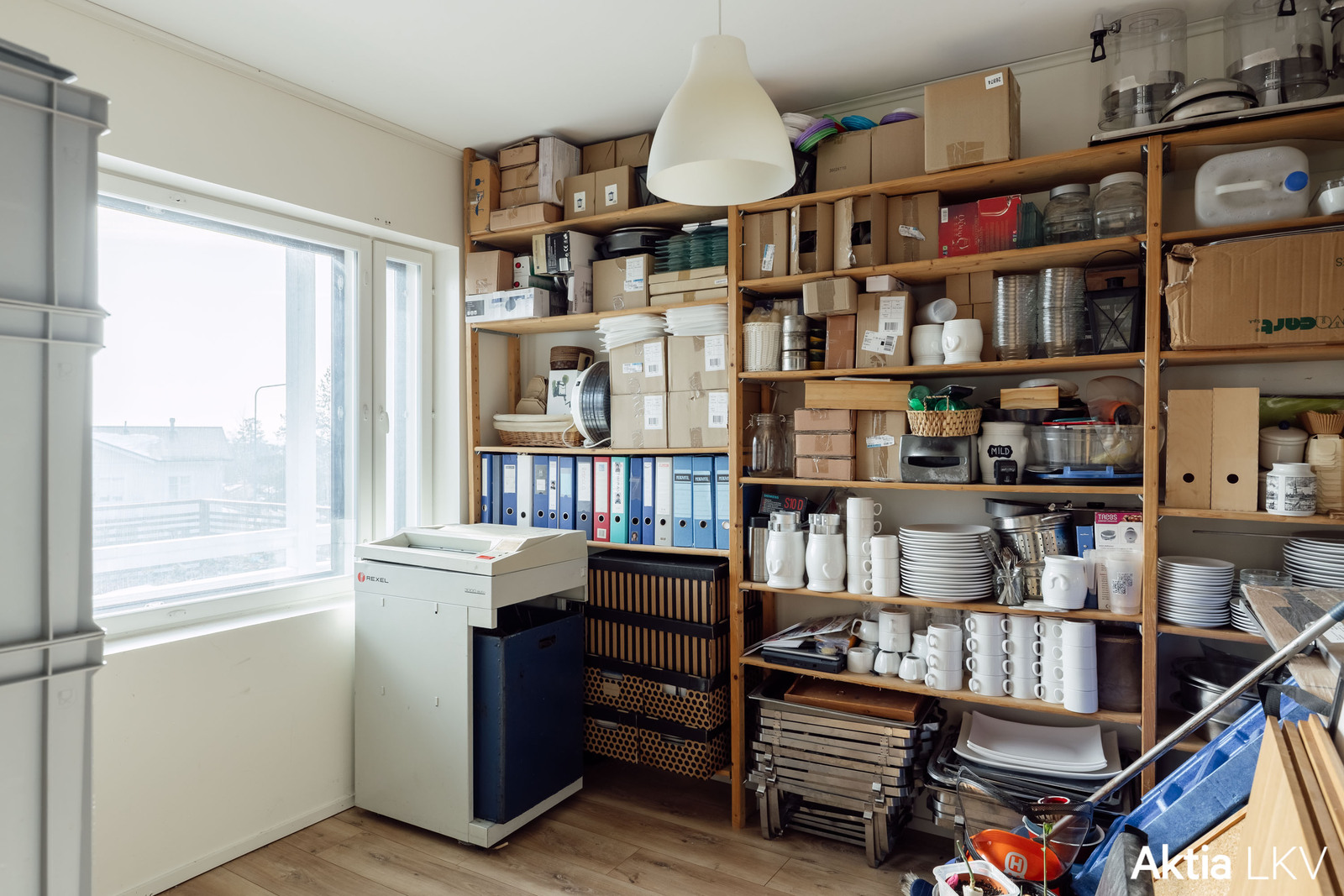 Alakerran makuuhuone (toimisto)