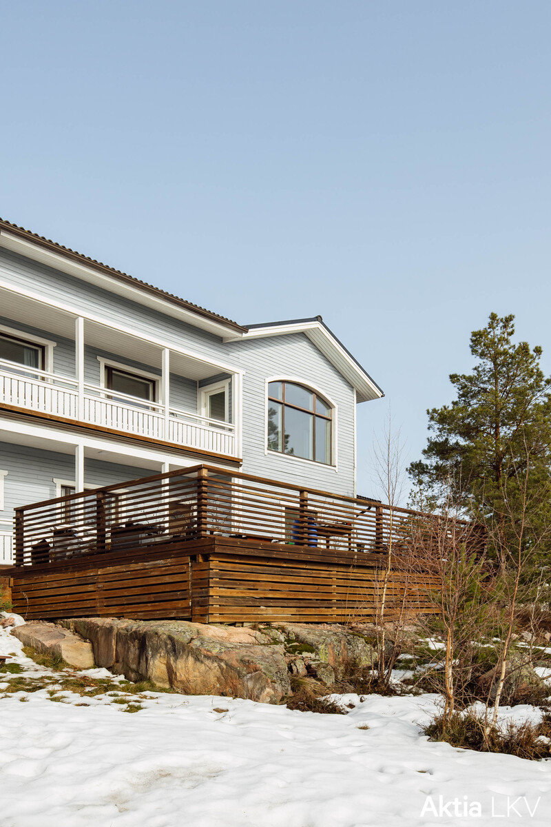 Kotitalo kuvattuna pihatieltä