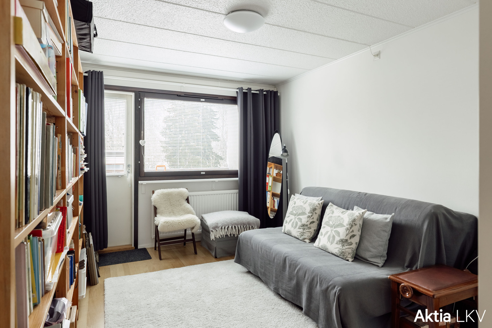 Lännenpuoleinen makuuhuone, josta kulku parvekkeelle