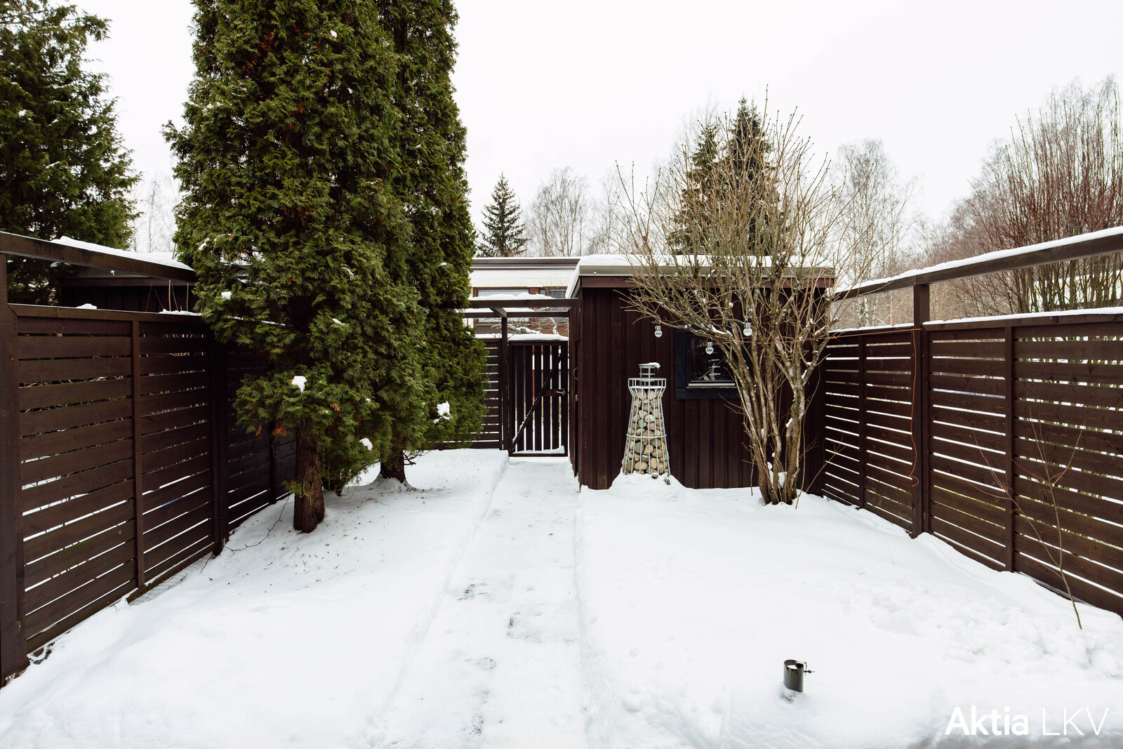 Suojaisa, aidattu terassi ja länsipiha oleskeluun