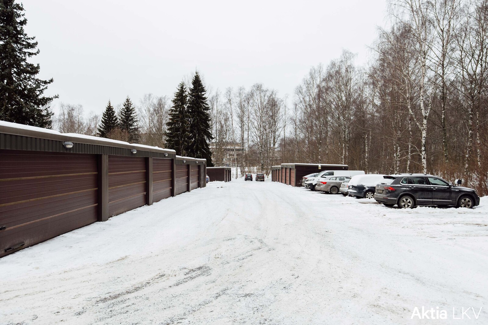 Huoneistolle kuuluu kaksi autopaikkaa, toinen autotallissa