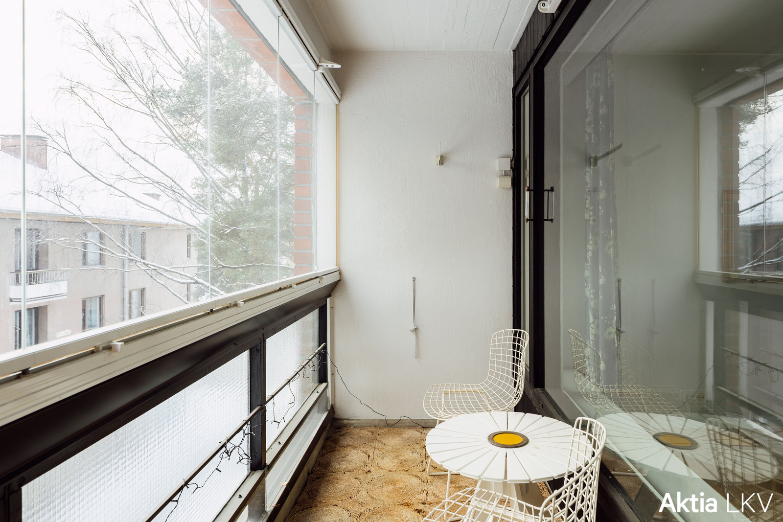 Olohuoneen yhteydessä oleva las. parveke kaakkoon