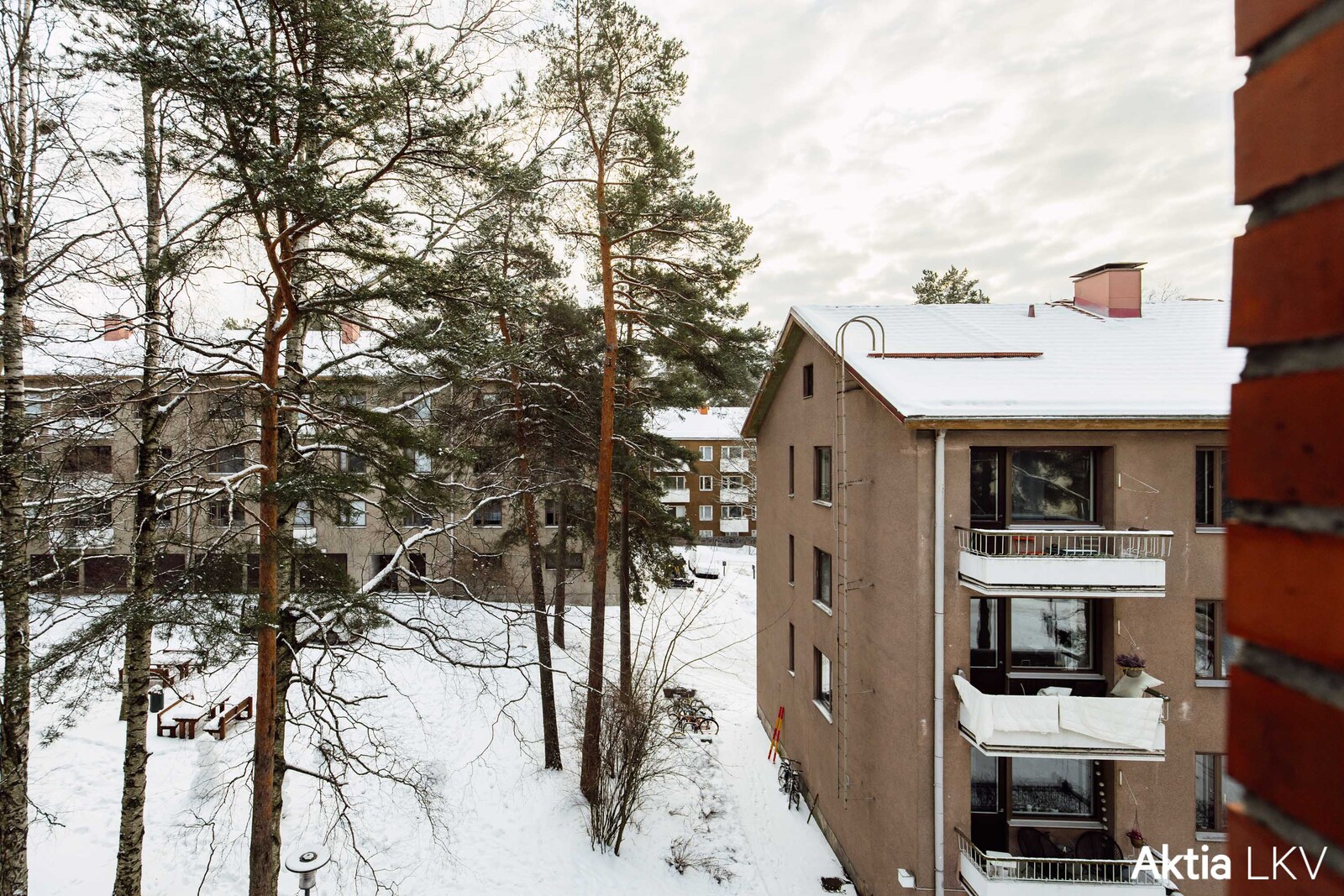 Näkymä olohuoneesta luoteeseen