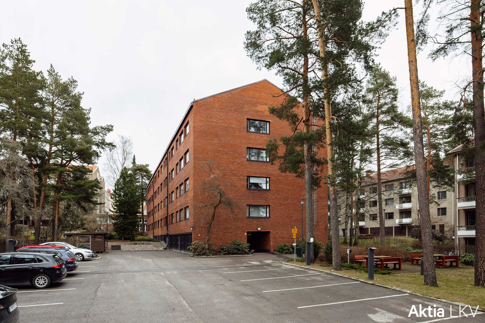 Mäntytie 25 ja pihapaikat talon edessä.
