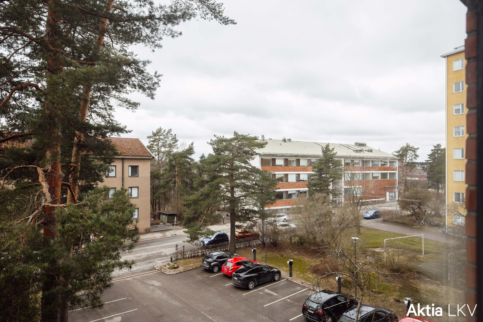 Näkymä lounaaseen - Englantilainen koulu tien toisella puolella