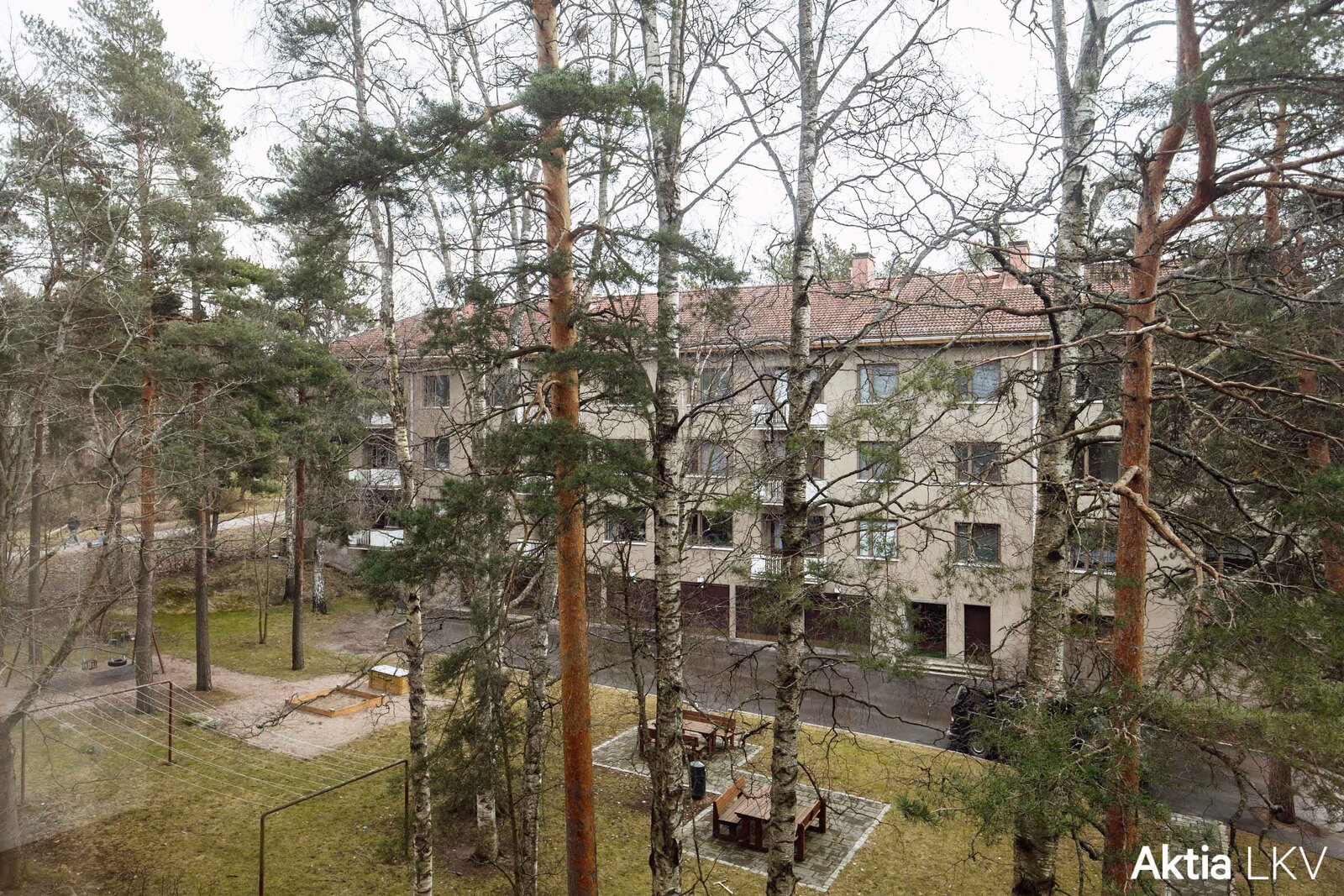 Näkymä olohuoneesta luoteeseen