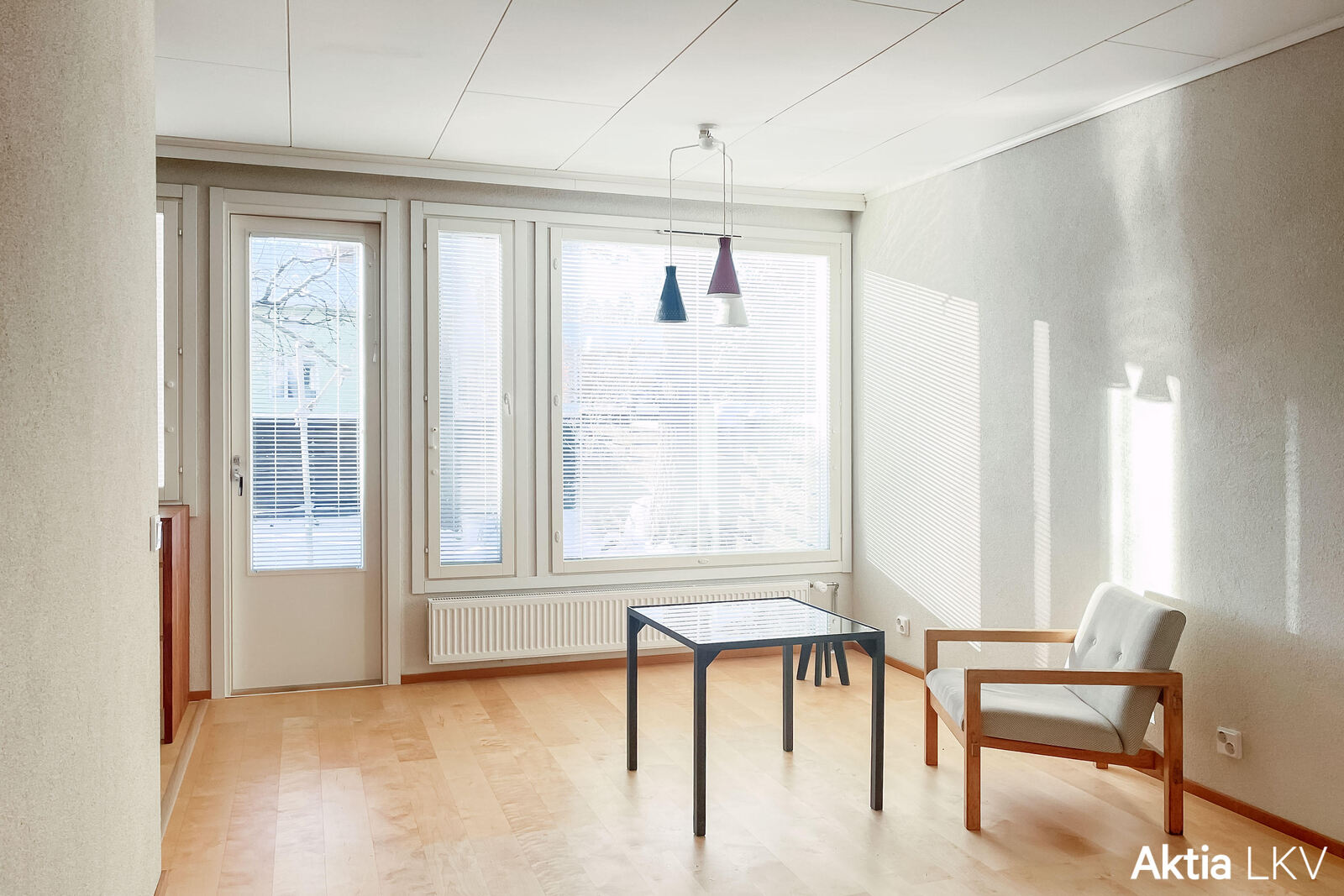 Olohuoneeseen sopii hyvin myös ruokailuryhmä