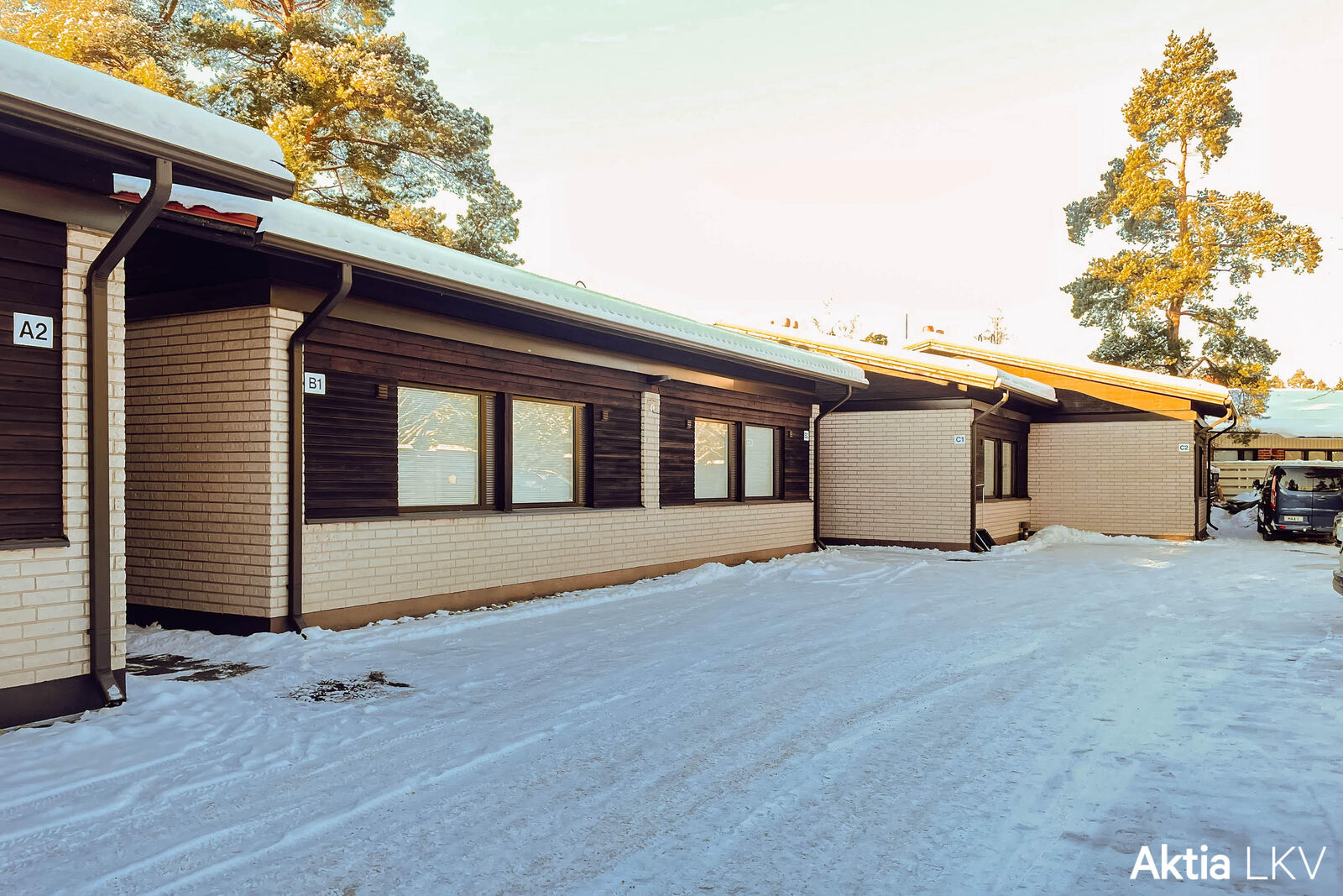 Pihaa sisäänkäynnin puolelta