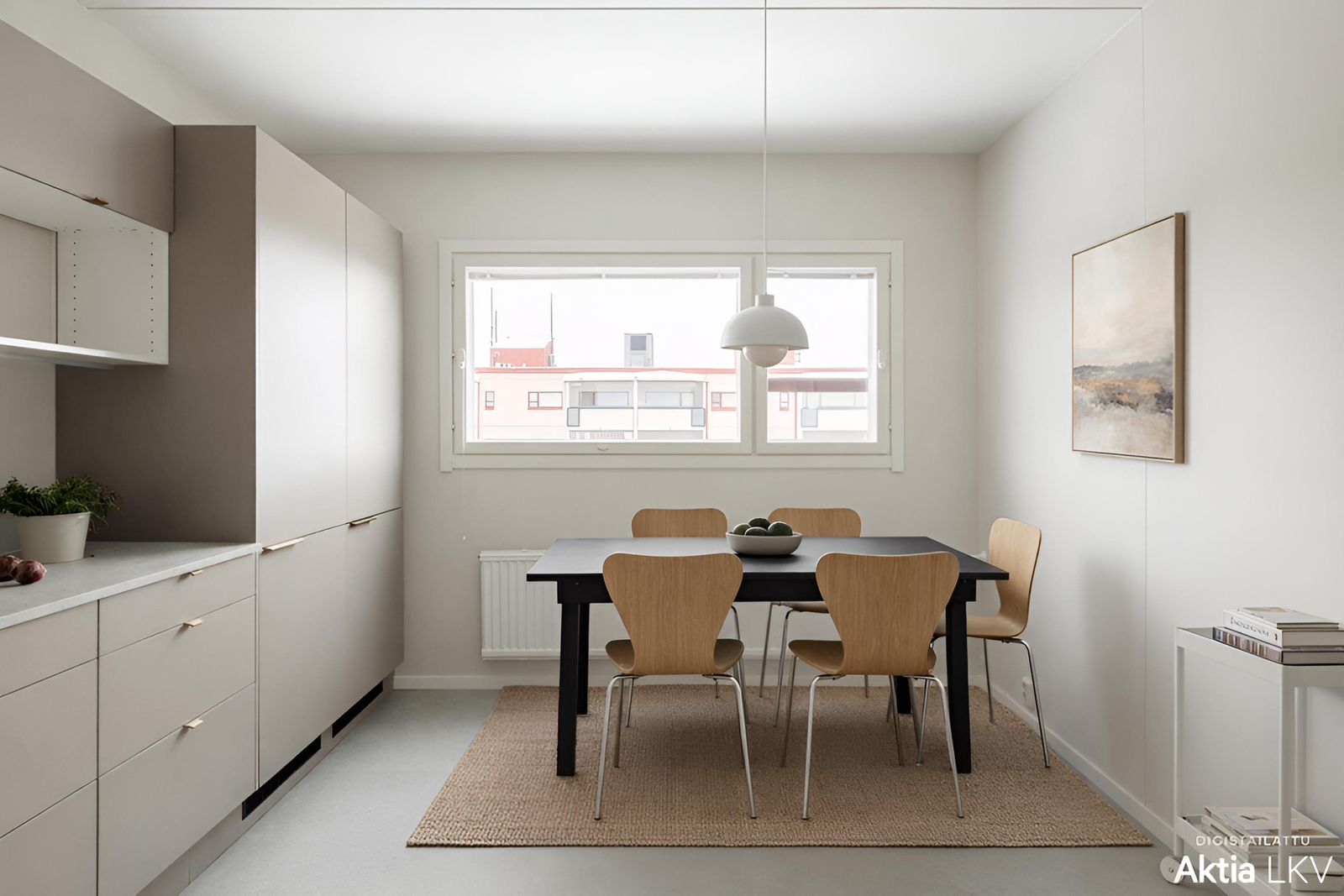 Keittiössä hyvin tilaa kunnon ruokapöydälle