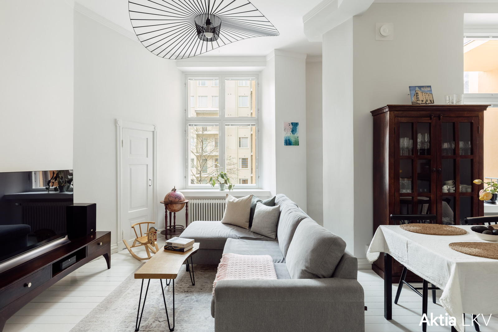 Olohuone, työnurkkaus ja ikkunat yhtiön pihaterassille