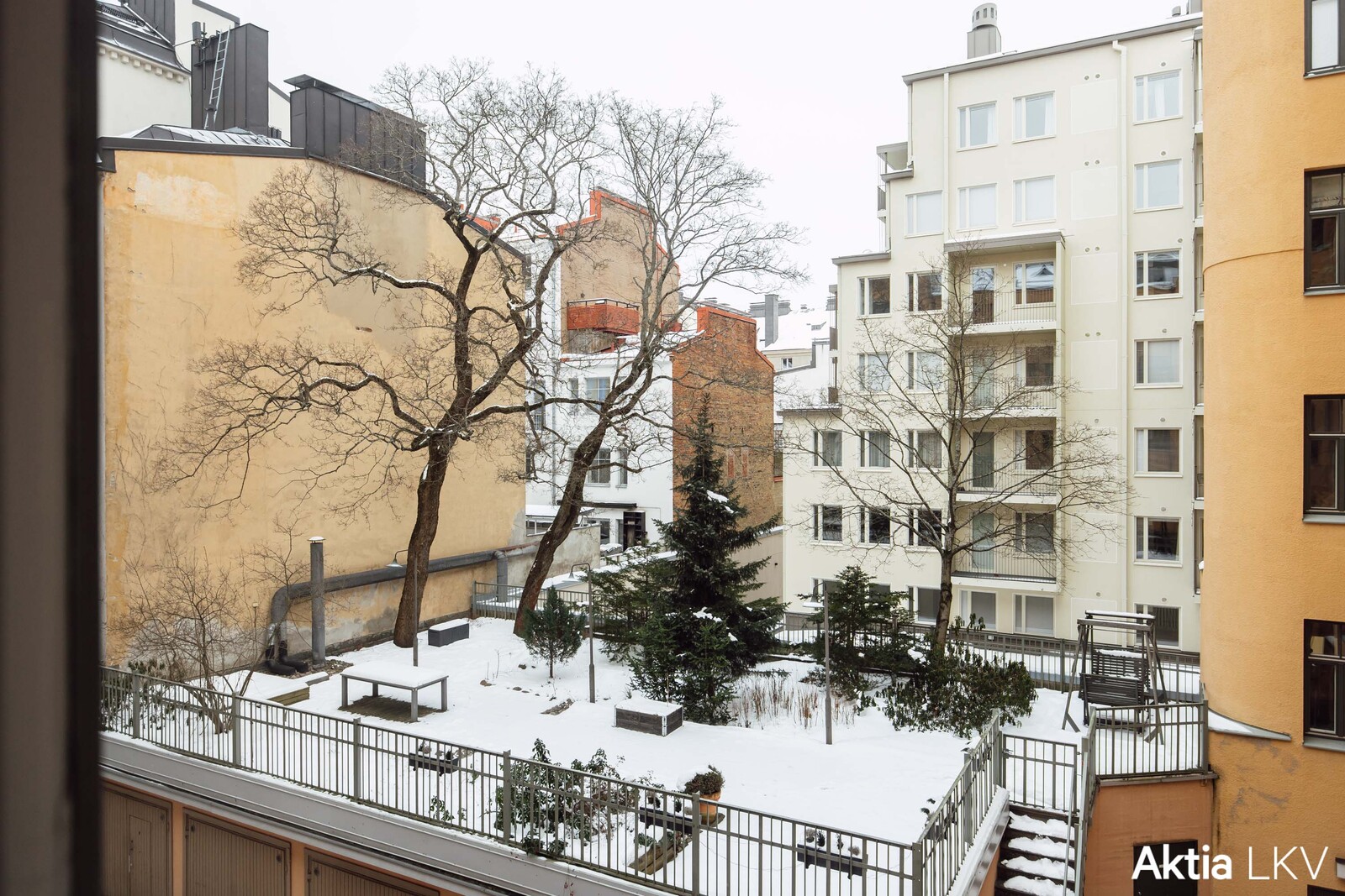 Maisema olohuneen ja avokeittiön ikkunoista