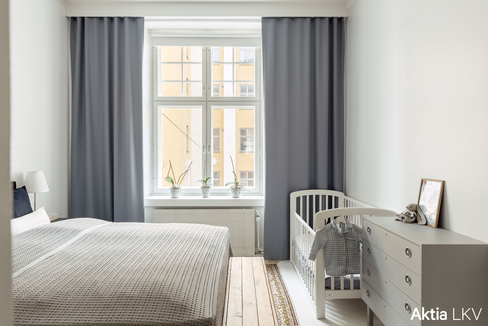 Makuuhuone ja ikkuna Köydenpunojankadulle