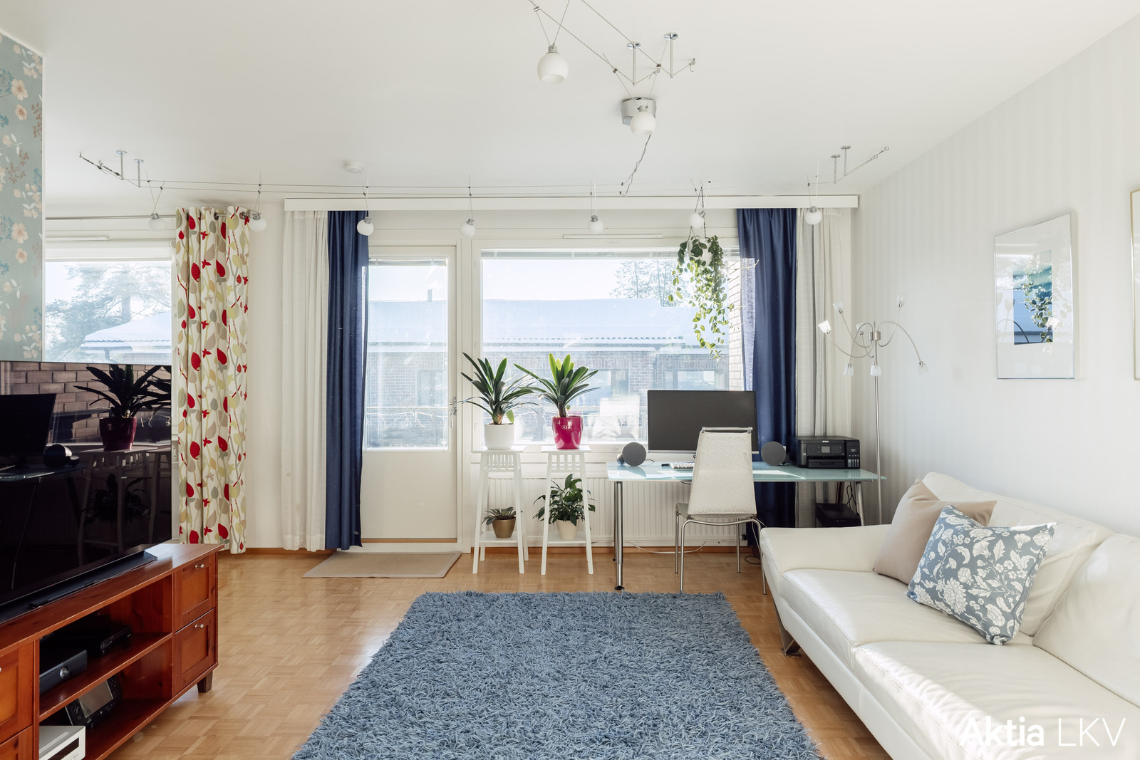 Tilava ja avara olohuone