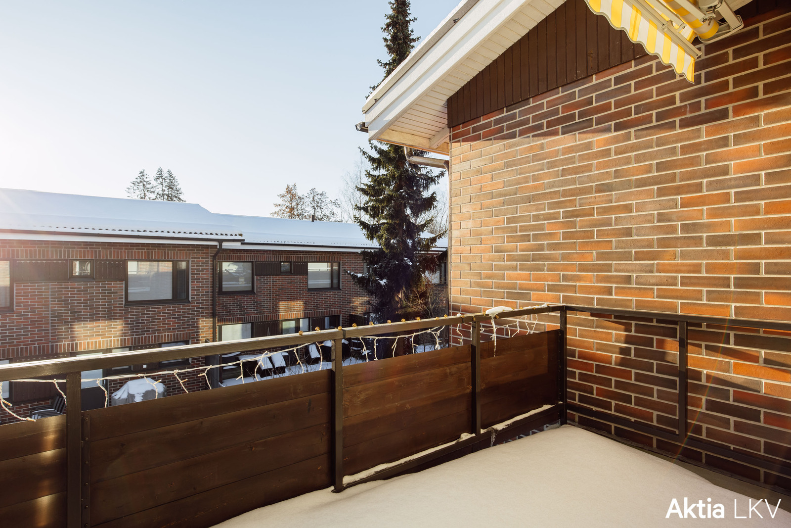 Parveke, jolla markiisi kesäaurinkoa varjostamaan