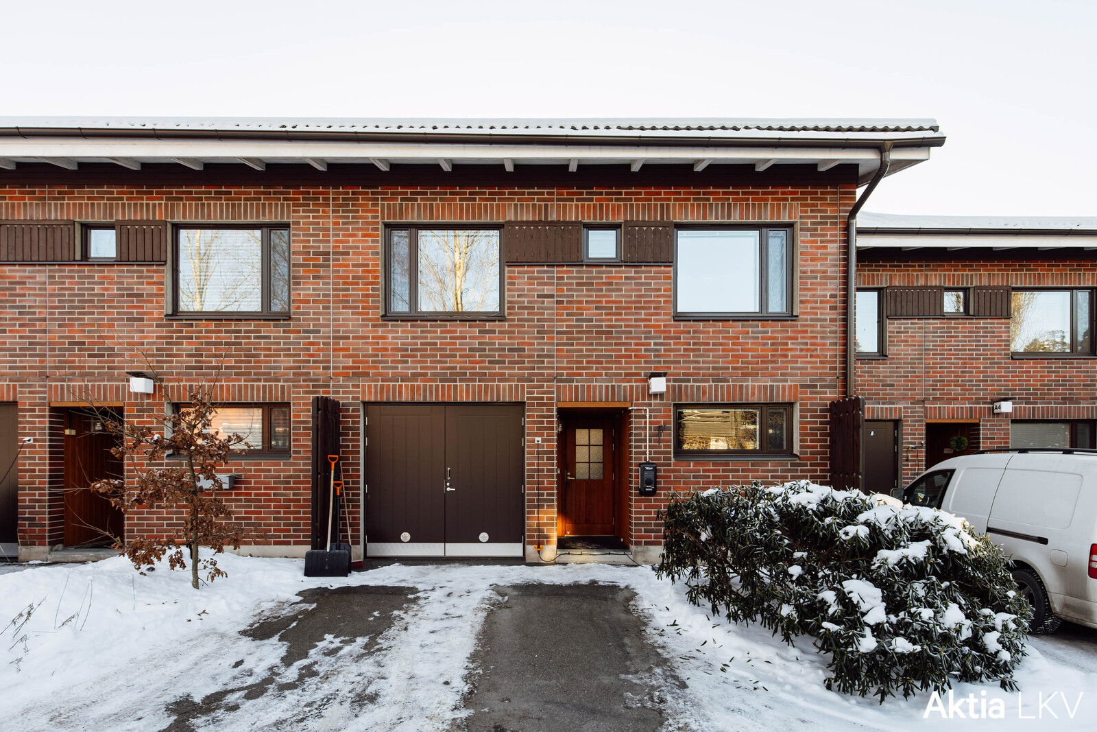 Sisääntulo, autopaikat ja autotalli