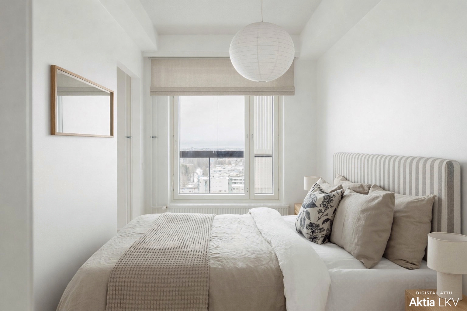 Sänky keskellä makuuhuonetta