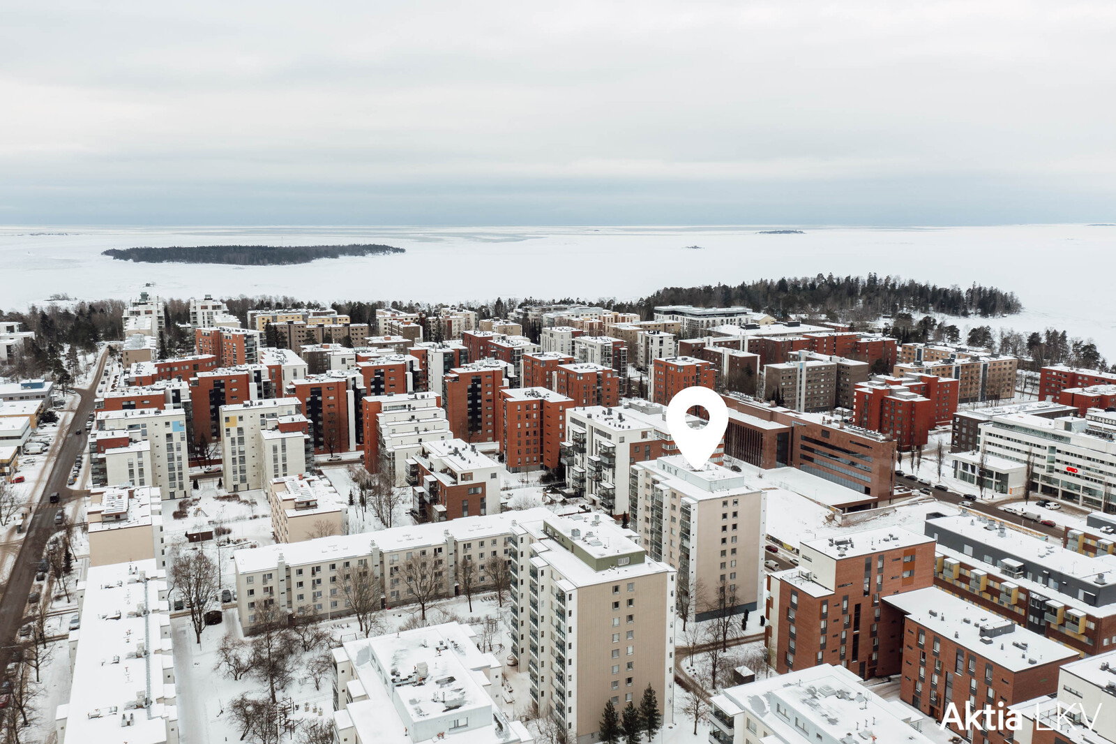 Parveke itään sisäpihalle