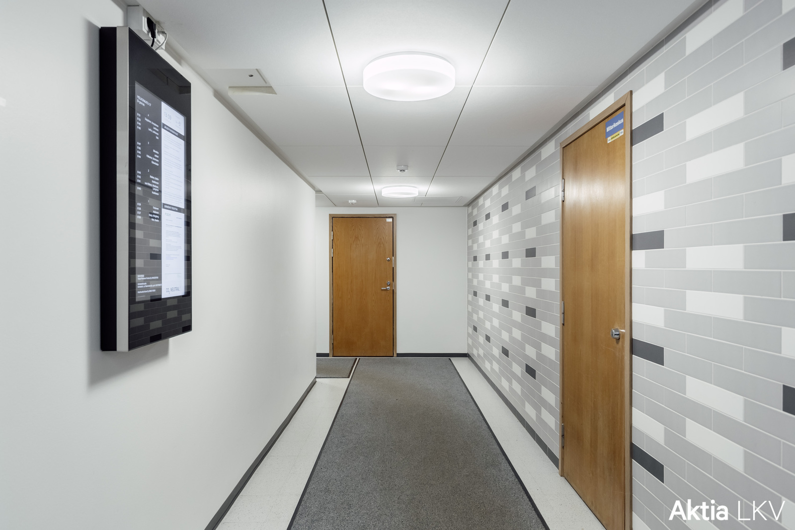 Moderni sisäänkäynti, uudet hissit