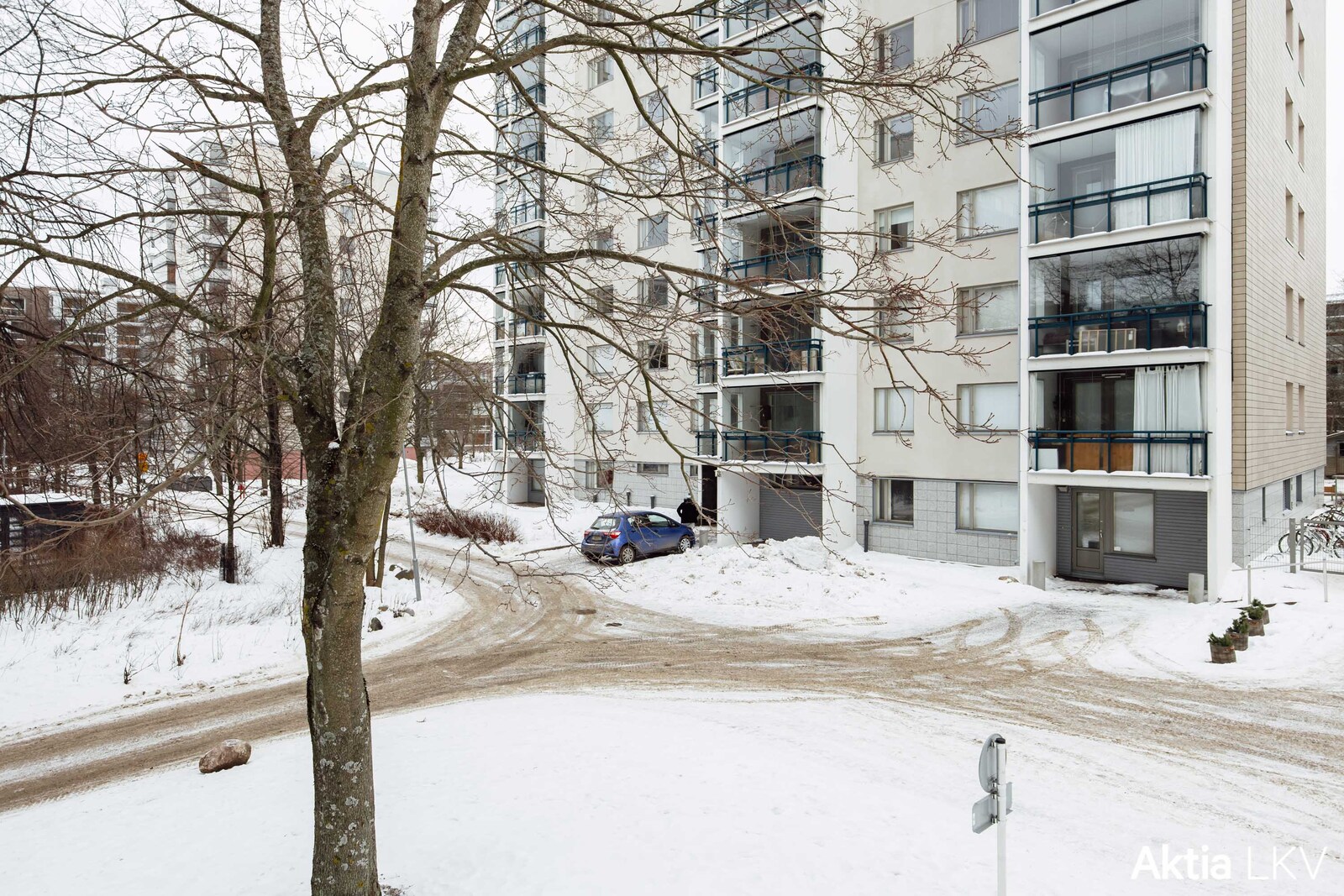 Kulmahuoneisto sijaitsee sisäpihan puolella, ikkunoita pohjoiseen ja itään