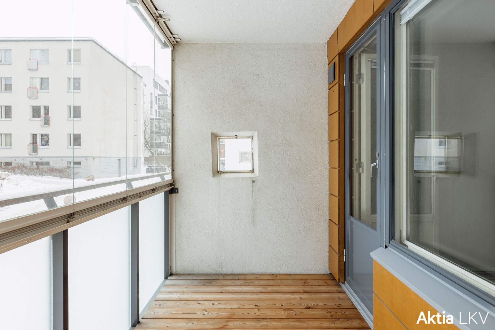 Tilava parveke aamuaurinko