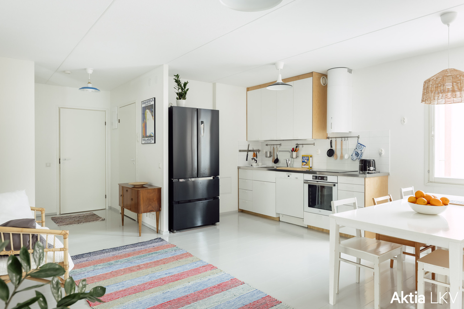 eteinen, keittiö ja ruokailutila