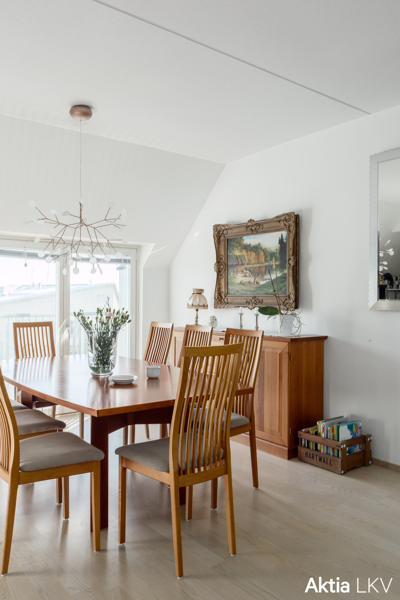 Ruokailutila ja ikkuna lounaaseen