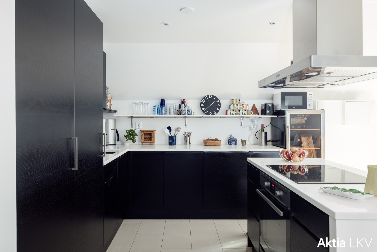 Tyylikäs, moderni keittiö kvartsitasoineen