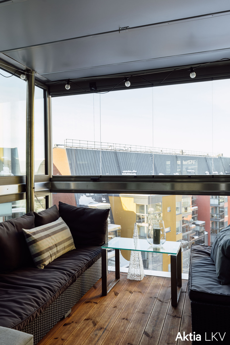 Lasitettu parveke, käynti olohuoneesta