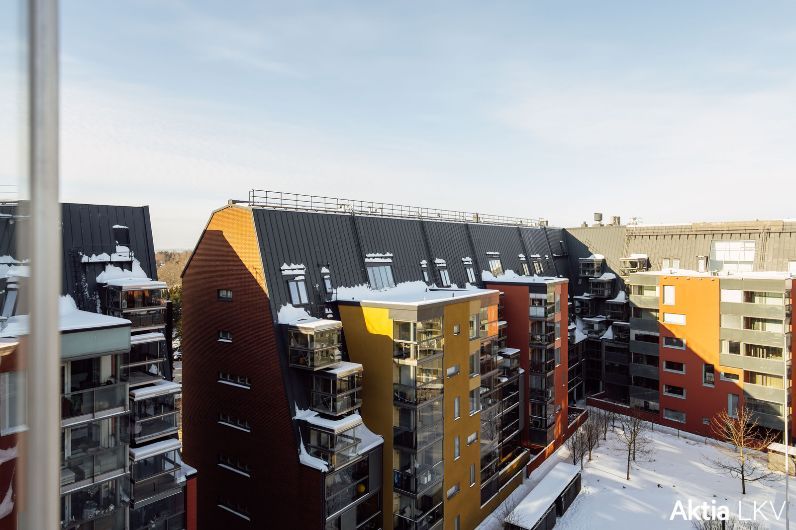 Kortteli sisäpihanäkymä koilliseen parvekkeelta ja oh:sta