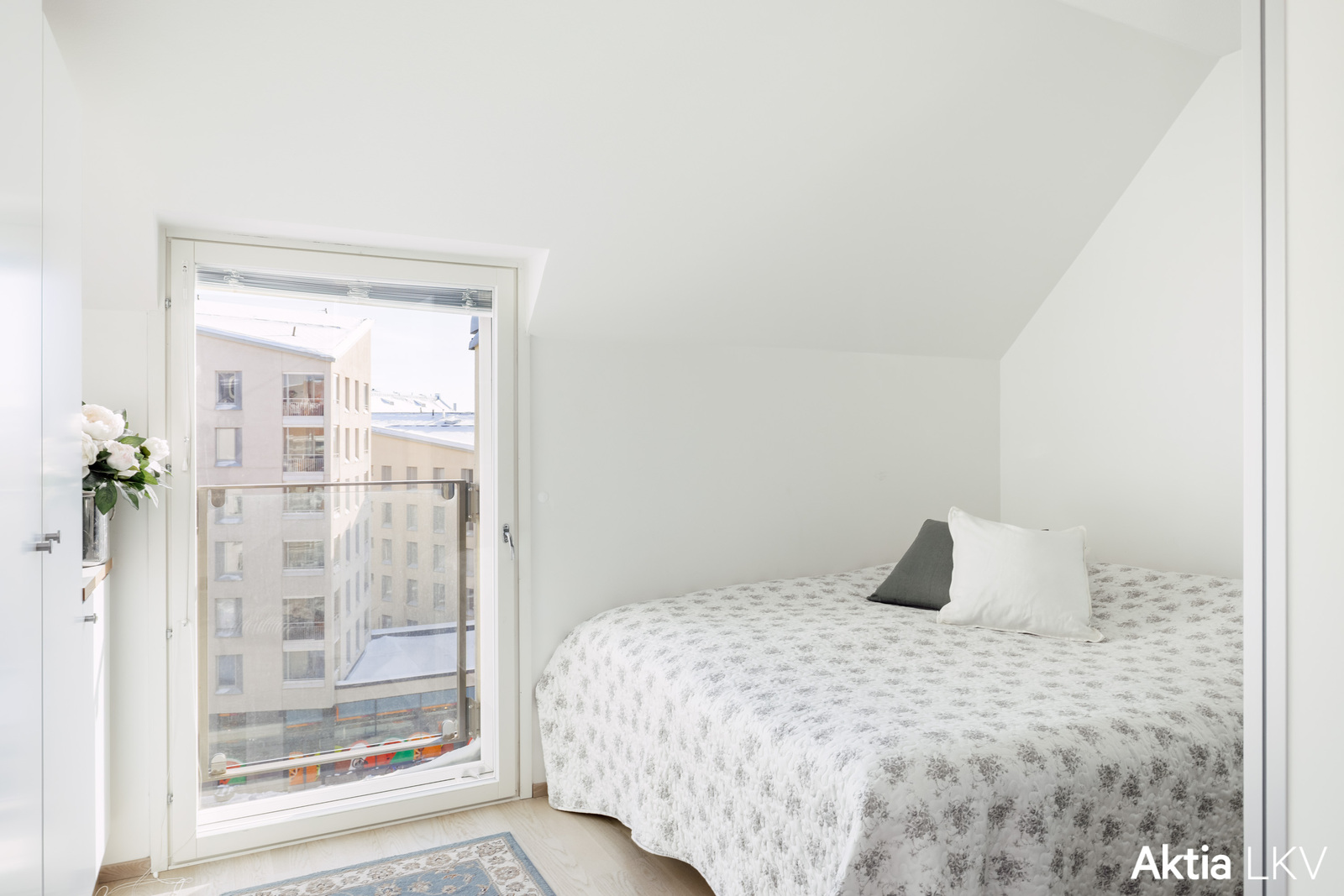 Alakerran makuuhuone, ikkuna lounaaseen