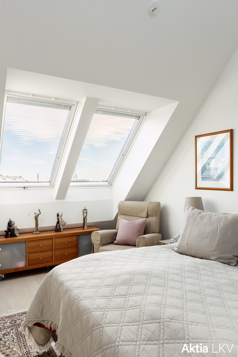 Yläkerran makuuhuone, kuva 2