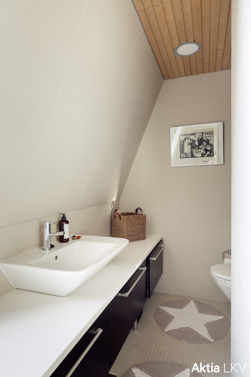 Yläkerran (8. kerroksen) erillinen wc