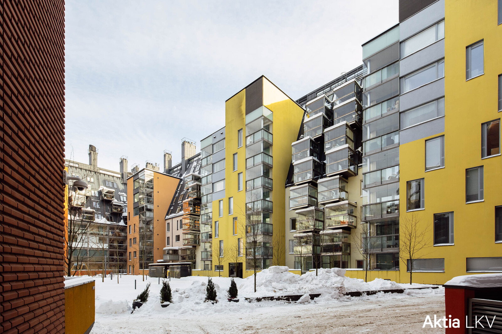 Julkisivukuva kortteli sisäpihan puolelta kuvattuna