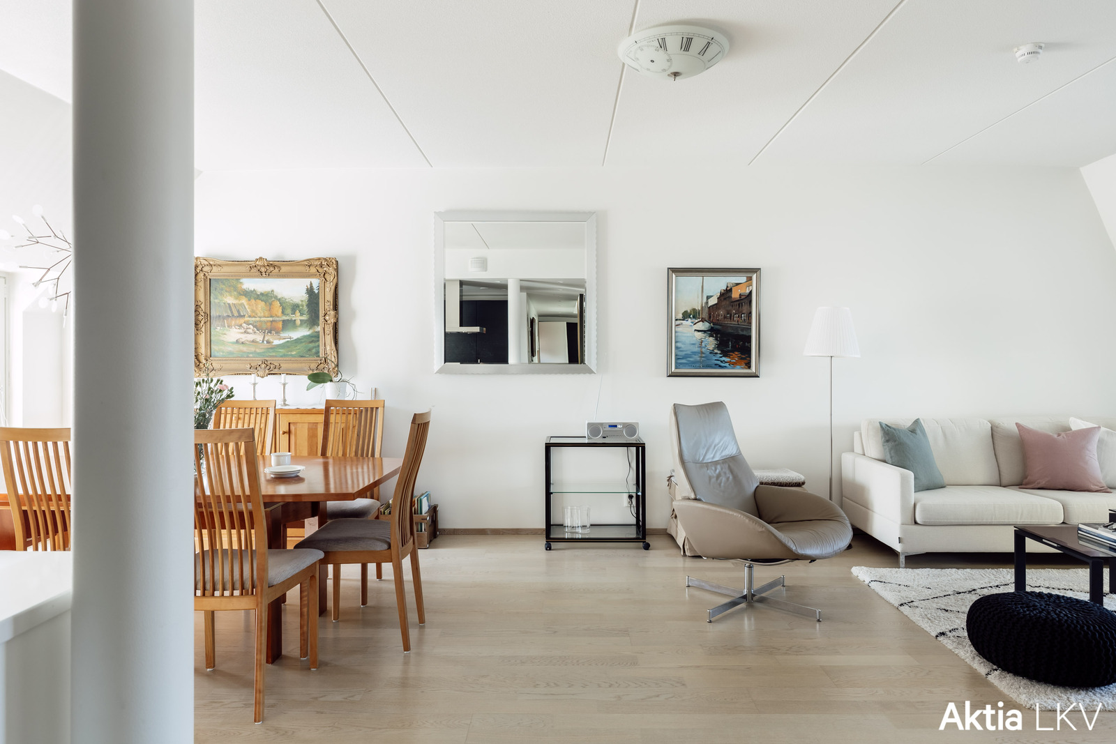 Olohuone ja vasemmalla ruokailutila