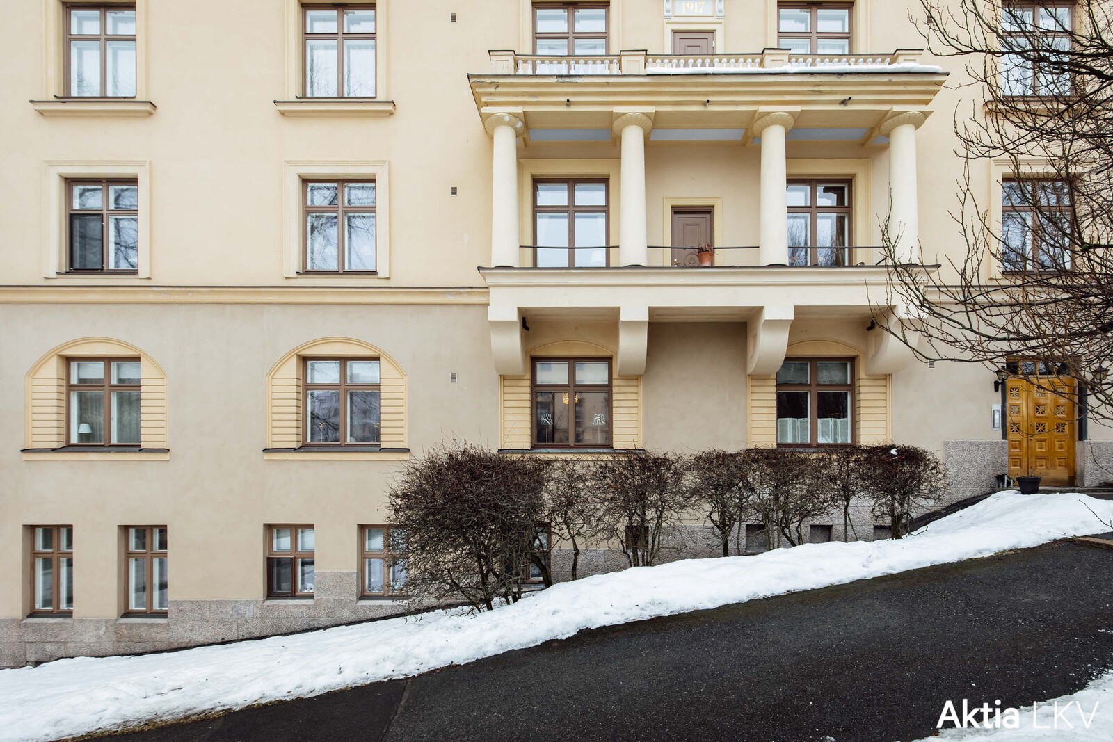 Julkisivukuva Tähtitornin puistikon suunnalta