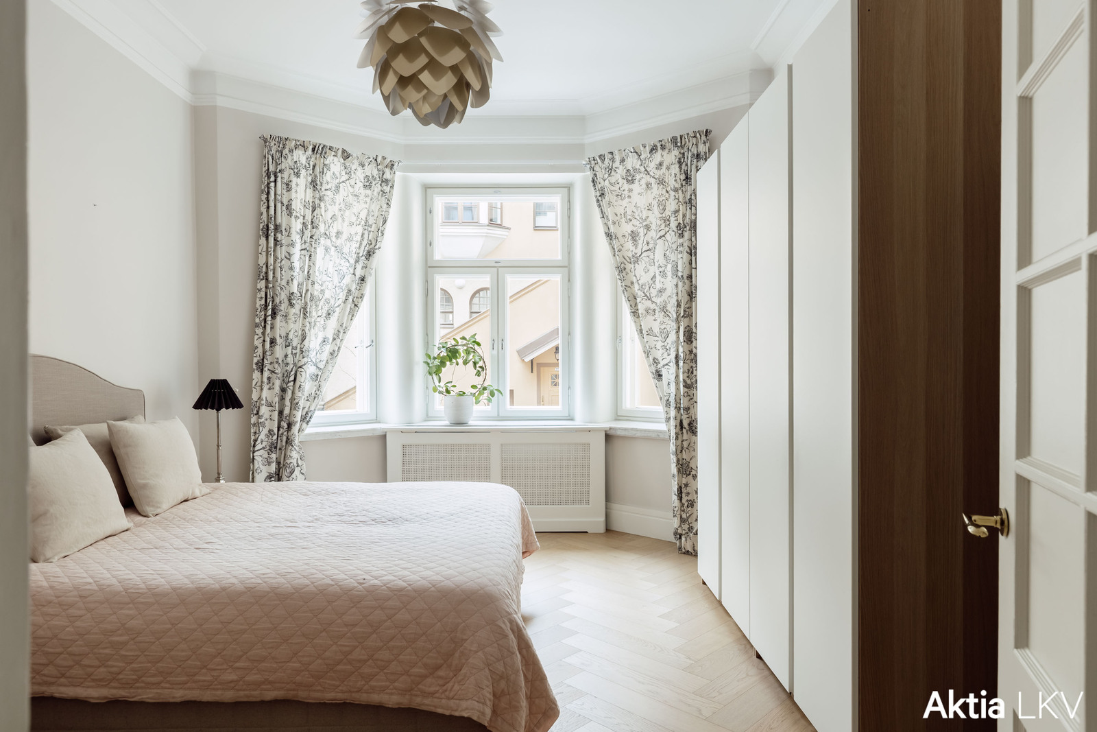 Erkkerillinen mh eteisen vieressä