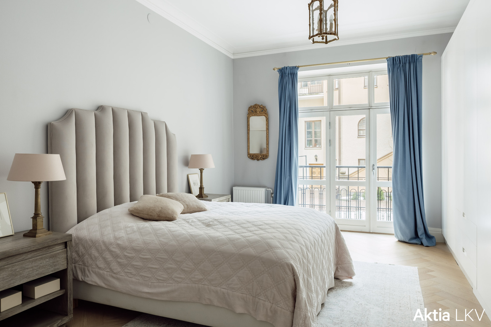 Päämakuuhuone ja ranskalainen parveke länteen