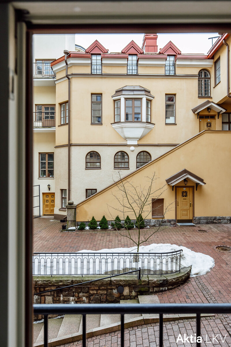 Näkymä linnamaiselle sisäpihalle päämakuuhuoneesta