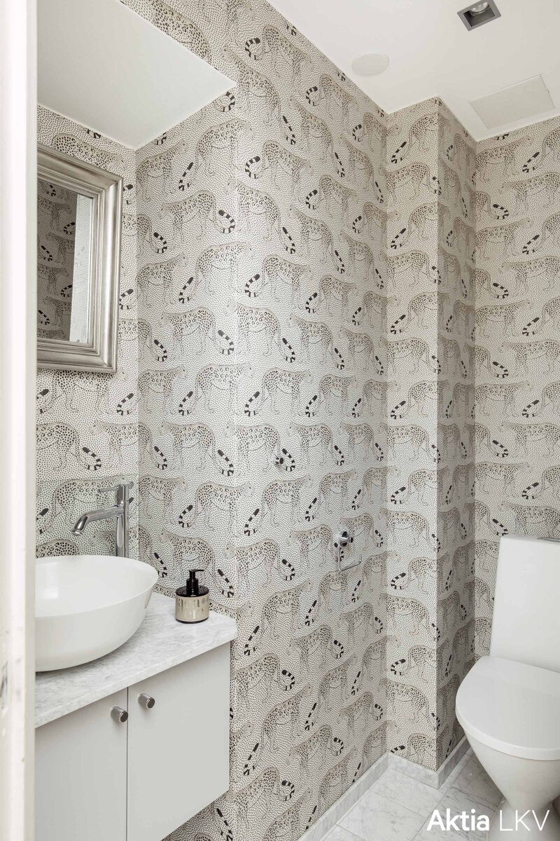 Makuuhuoneiden tuntumassa oleva erillinen wc